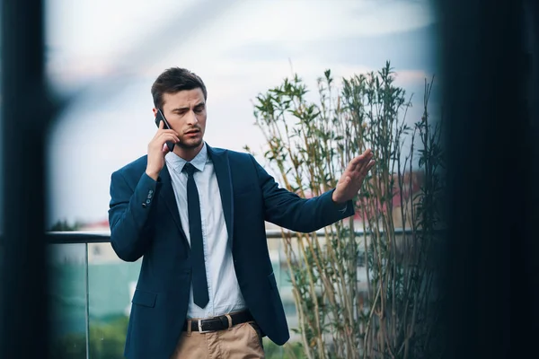 Junger Hübscher Geschäftsmann Mit Smartphone Auf Der Terrasse — Stockfoto