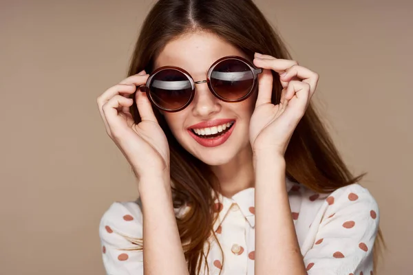 Junge Schöne Frau Mit Sonnenbrille Posiert Isoliert Auf Beigem Hintergrund — Stockfoto