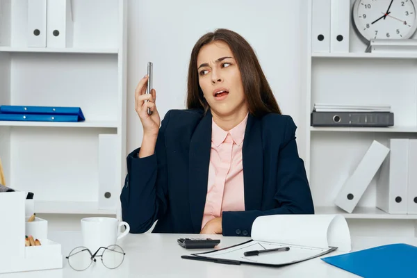 Joven Mujer Negocios Hermosa Sentada Escritorio Oficina Con Teléfono Inteligente — Foto de Stock