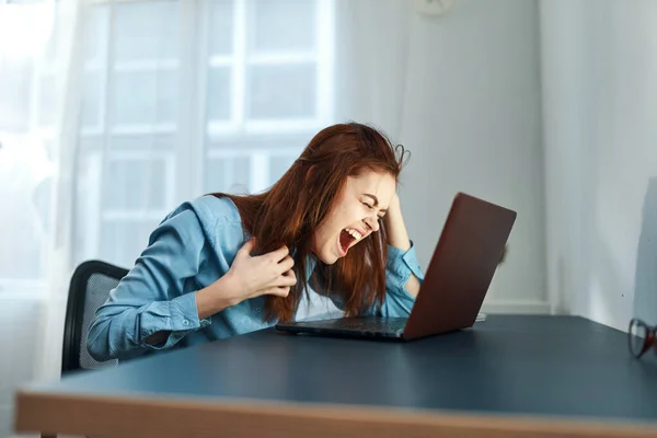 Joven Hermosa Mujer Negocios Enojada Trabajando Con Portátil Escritorio —  Fotos de Stock