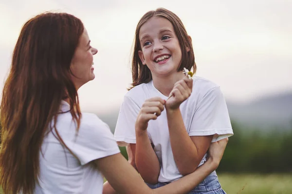 Jovem Mãe Sua Filha Divertindo Campo Camomila — Fotografia de Stock