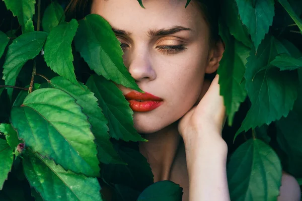 Ung Vacker Kvinna Poserar Trädgården — Stockfoto