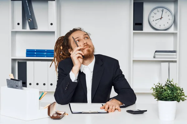 Jeune Homme Affaires Assis Dans Bureau Pensant — Photo