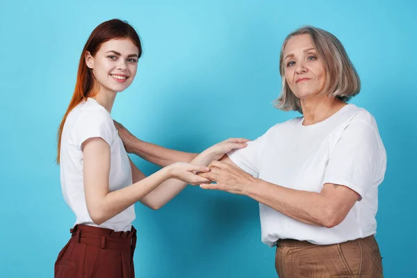 Junge Frau Mit Ihrer Mutter Studio Händchen Haltend — Stockfoto