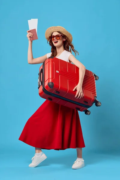 スタジオで赤いスーツケースを着た若い女性の観光客 — ストック写真