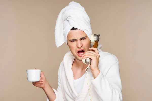Boze Jonge Knappe Man Badjas Met Koffie Kopje Praten Telefoon — Stockfoto