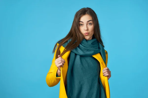 Jovem Mulher Casaco Amarelo Fundo Azul — Fotografia de Stock