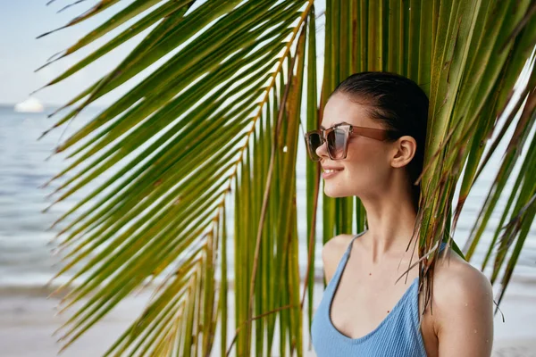 Krásná Mladá Žena Nosí Sluneční Brýle Pláži — Stock fotografie