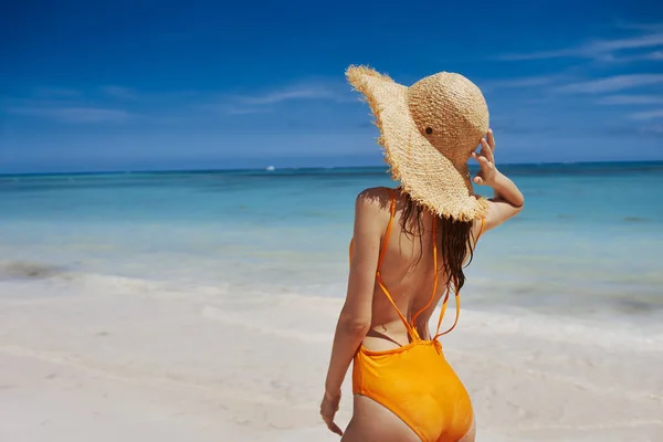 Νεαρή Όμορφη Γυναίκα Καπέλο Χαλαρώνοντας Στην Παραλία — Φωτογραφία Αρχείου