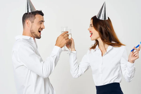 若い美しいカップルの誕生日をシャンパンで祝う肖像画 — ストック写真