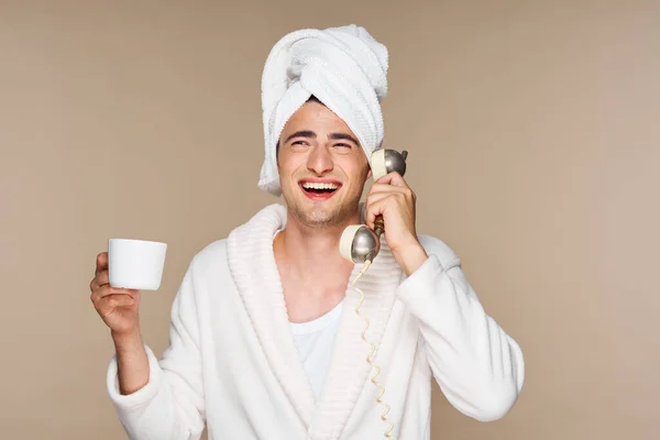 Leende Man Badtobe Med Kaffekopp Talar Telefon — Stockfoto