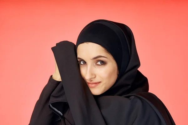 Youg Musulmana Mujer Hijab Mirando Cámara Estudio —  Fotos de Stock