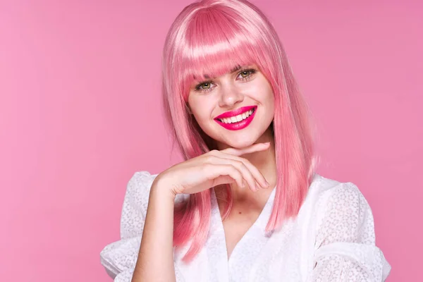 Foto Sudio Una Hermosa Mujer Peluca Rosa Posando Sobre Fondo — Foto de Stock