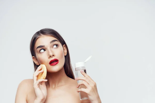 Jovem Mulher Bonita Segurando Esponja Produto Beleza Para Limpar Pele — Fotografia de Stock