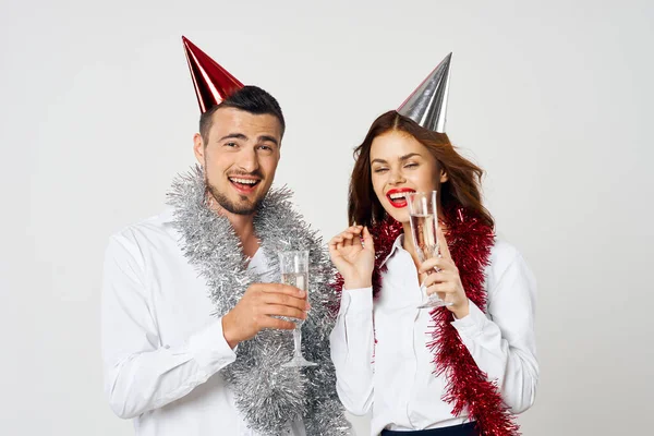 一对年轻漂亮的夫妇用香槟庆祝生日的肖像 — 图库照片