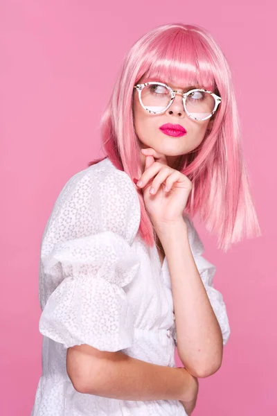 Grabado Estudio Chica Joven Peluca Rosa Gafas Sobre Fondo Rosa — Foto de Stock