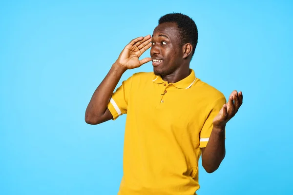 Joven Africano Hombre Sorprendido Aislado Azul Fondo — Foto de Stock