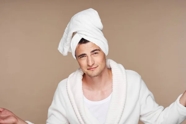 Tiro Estúdio Retrato Homem Bonito Jovem Com Toalha Cabeça — Fotografia de Stock