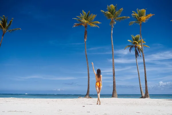 Giovane Bella Donna Posa Sulla Spiaggia — Foto Stock