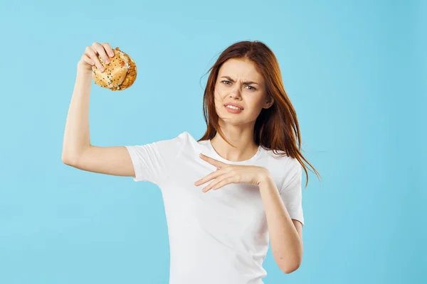 Estudio Disparo Joven Hermosa Mujer Con Hamburguesa — Foto de Stock