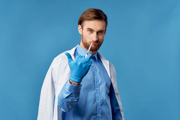 Studio Shot Male Doctor Showing Syringe — Φωτογραφία Αρχείου