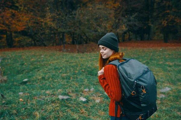 Mladá Žena Turista Cestování Podzim — Stock fotografie