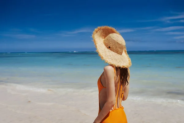 Junge Schöne Frau Mit Hut Entspannt Strand — Stockfoto