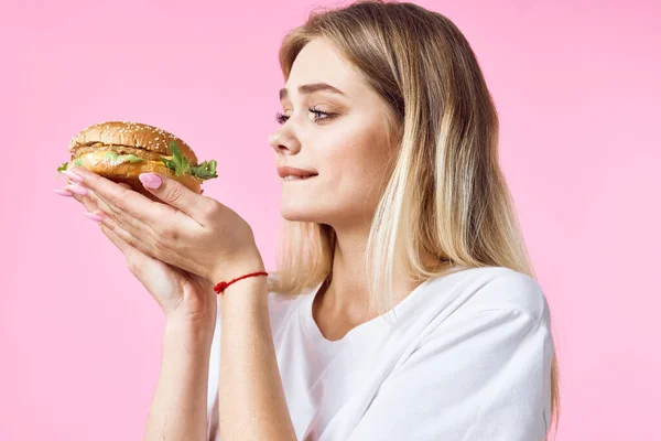 Mooie Vrouw Wil Hamburger Eten Geïsoleerde Achtergrond — Stockfoto