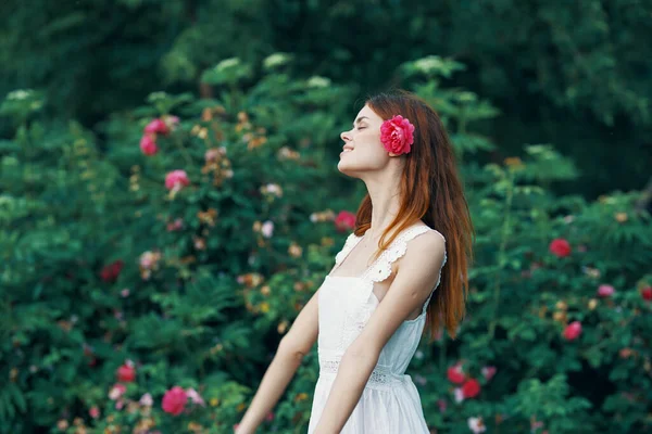 Junge Frau Mit Rosenblüte Posiert Garten — Stockfoto