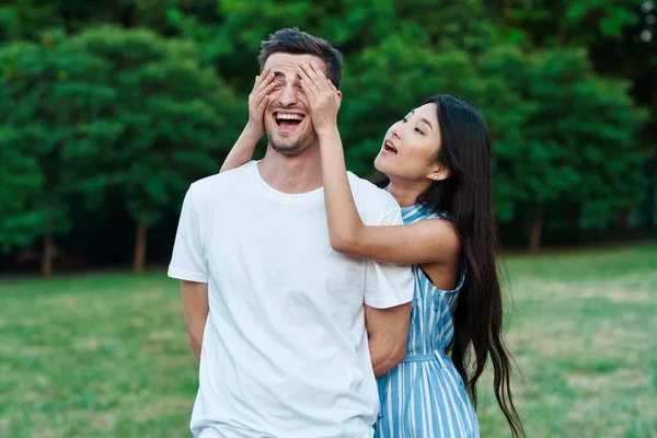 Jovem Casal Bonito Parque Verão Mulher Fechando Olhos Homem — Fotografia de Stock