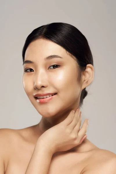 Joven Hermosa Asiática Mujer Sonriendo Estudio Aislado Fondo — Foto de Stock