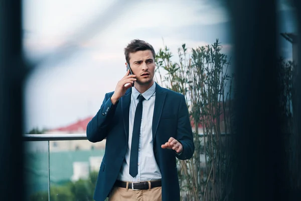 Junger Gutaussehender Geschäftsmann Nutzt Smartphone — Stockfoto