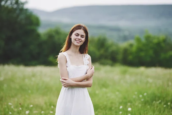 Ung Vacker Kvinna Poserar Landsbygden — Stockfoto