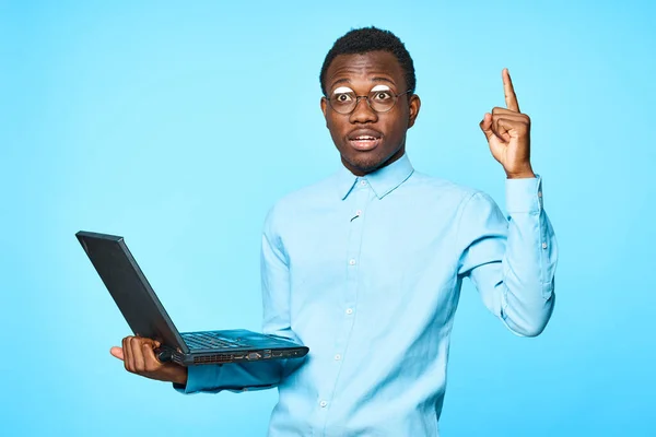 Jovem Óculos Com Laptop Tem Uma Ideia Isolada Fundo Azul — Fotografia de Stock