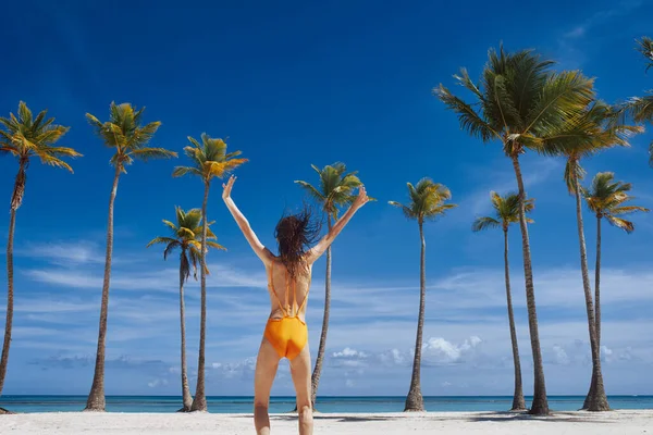 Joven Hermosa Mujer Relajándose Playa —  Fotos de Stock