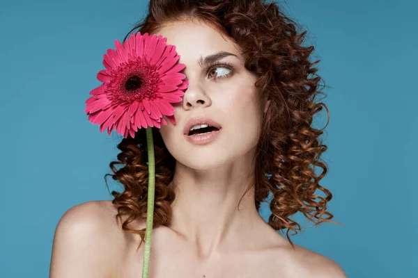 Joven Hermosa Mujer Con Flor Posando Estudio Aislado — Foto de Stock