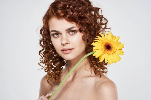 Jovem Bela Mulher Com Flor Posando Estúdio Isolado — Fotografia de Stock
