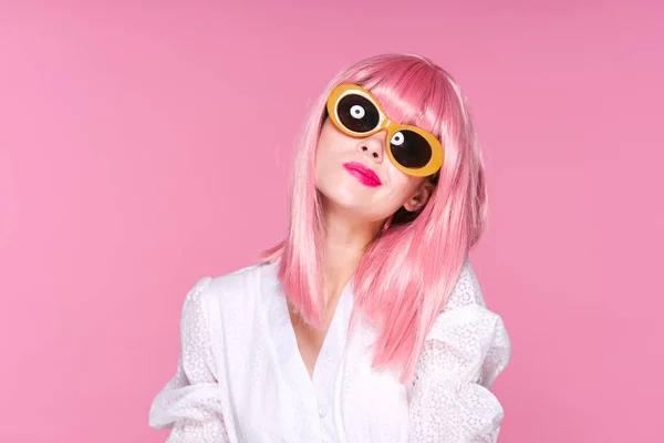 Joven Hermosa Mujer Peluca Rosa Gafas Sol Sobre Fondo Rosa —  Fotos de Stock