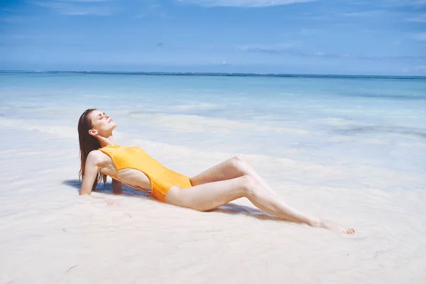 Jonge Mooie Vrouw Ontspannen Het Tropische Strand — Stockfoto