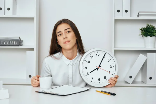 Junge Schöne Geschäftsfrau Sitzt Schreibtisch Büro Und Hält Uhr — Stockfoto