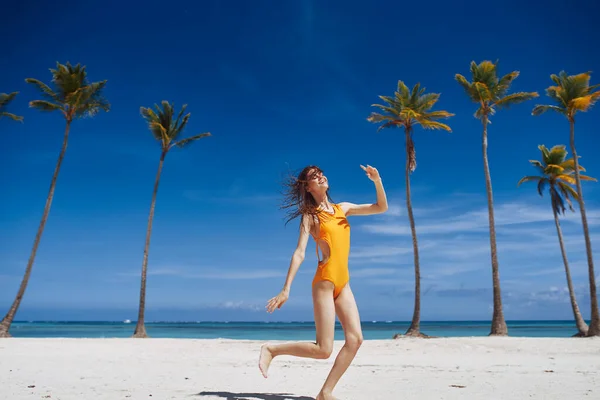 Giovane Bella Donna Rilassante Sulla Spiaggia — Foto Stock