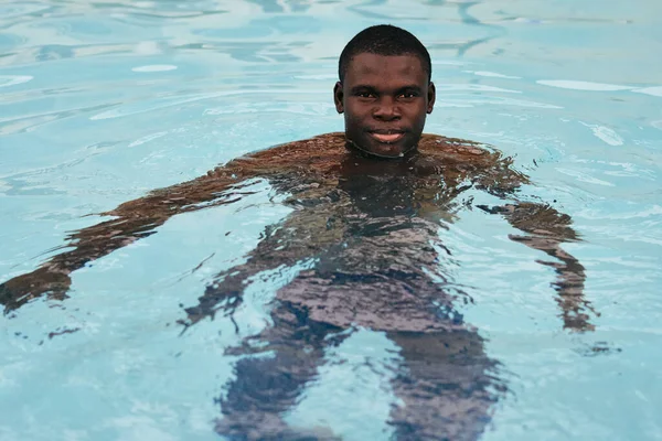 Joven Hombre Guapo Posando Piscina —  Fotos de Stock