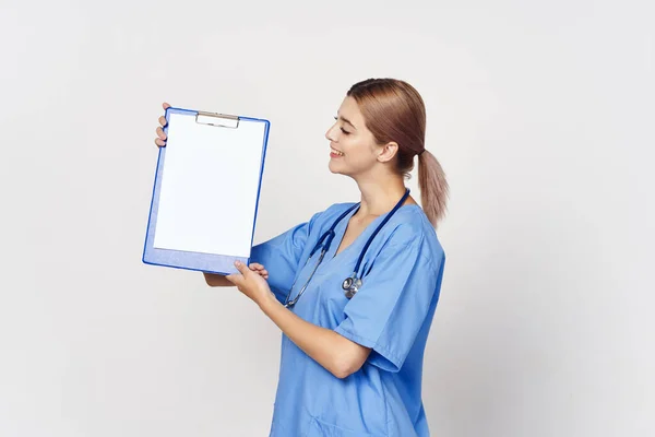 Foto Alta Qualità Donna Medico Mostrando Appunti Isolato Sfondo Bianco — Foto Stock