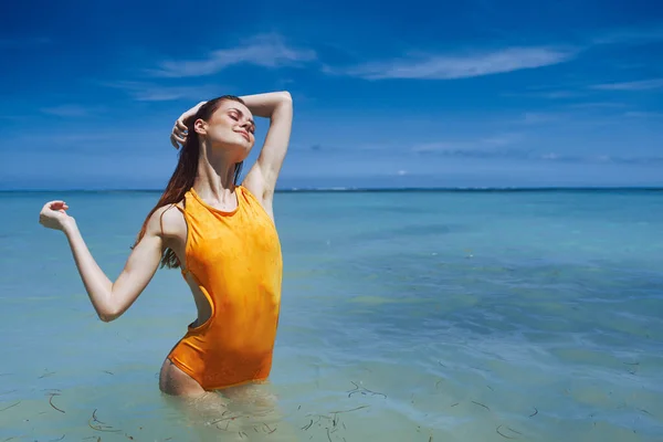 Ung Vacker Kvinna Poserar Stranden Resor — Stockfoto