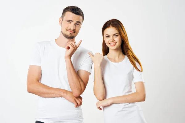 Young Couple Studio Isolated Background Pointing One Another — Stock Photo, Image