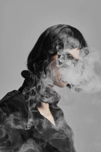 흡연하는 아름다운 여자의 — 스톡 사진