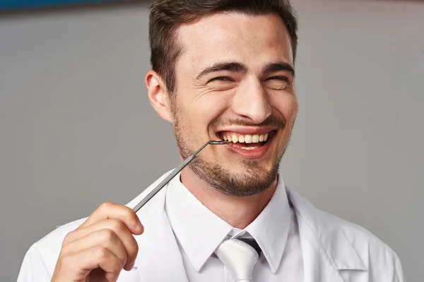 Prise Vue Jeune Médecin Avec Miroir Dentaire Fond Isolé — Photo