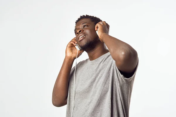 Jovem Africano Com Fones Ouvido Estúdio — Fotografia de Stock