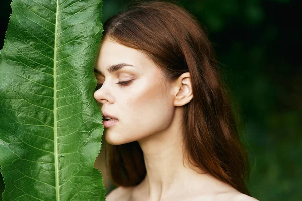 Joven Hermosa Mujer Posando Con Hoja Verde Jardín —  Fotos de Stock