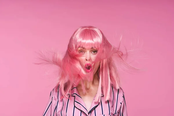 Hermosa Mujer Peluca Rosa Con Pelo Soplado Sobre Fondo Rosa — Foto de Stock